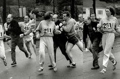 Kathrine Switzer chassée par Jock Semple au Marathon de Boston 1967