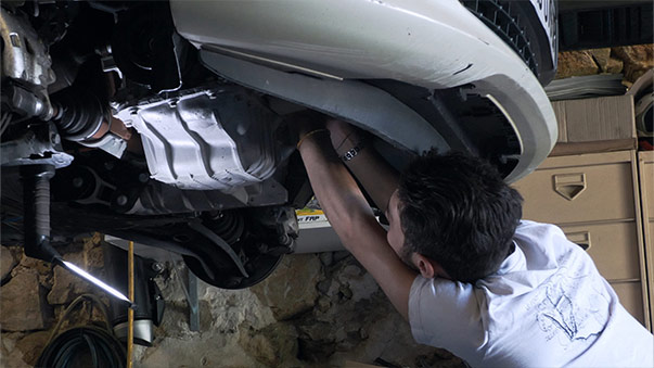 Garage, des moteurs et des hommes © Petit à petit