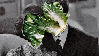 Sie puppt mit Puppen (She dolls with dollies)