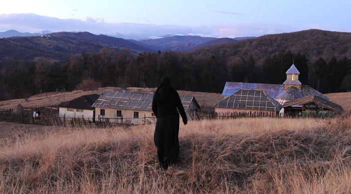 Au-delà des collines