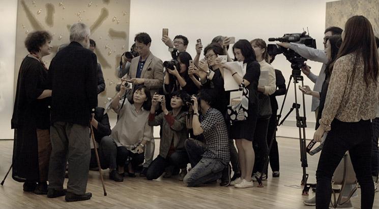 L’Homme qui peint des gouttes d’eau